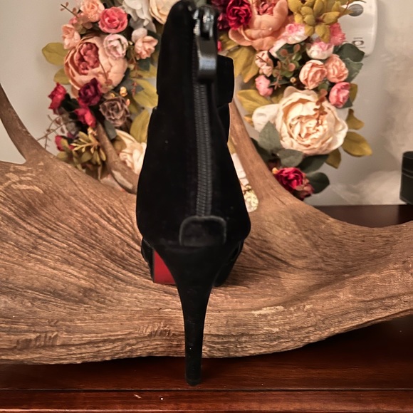 Brand new heels- Size 40- velvet - Picture 2 of 3